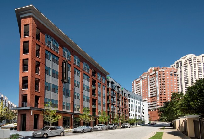 Flatiron_exterior_Building 01B_crop - AMLI Flatiron Apartments