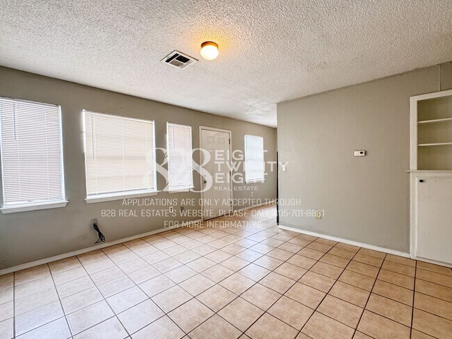 Photo - *NOW AVAILABLE!* 2 Bed/1 Bath Tri-plex Home in Noble Unit 614 S 7th St
