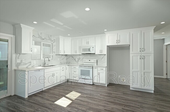 Photo - 604 W Lexington Dr