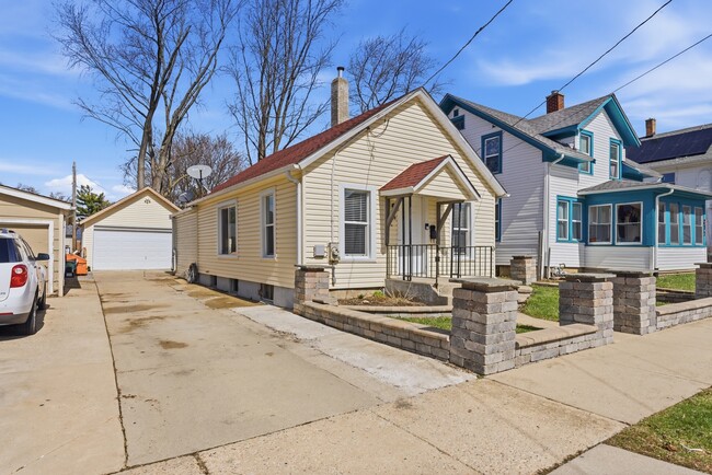 Photo - 810 Superior St