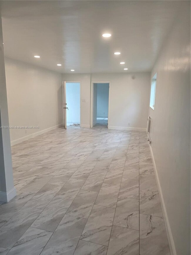 Building Photo - 411 SE 3rd Ave Unit 5 Rental