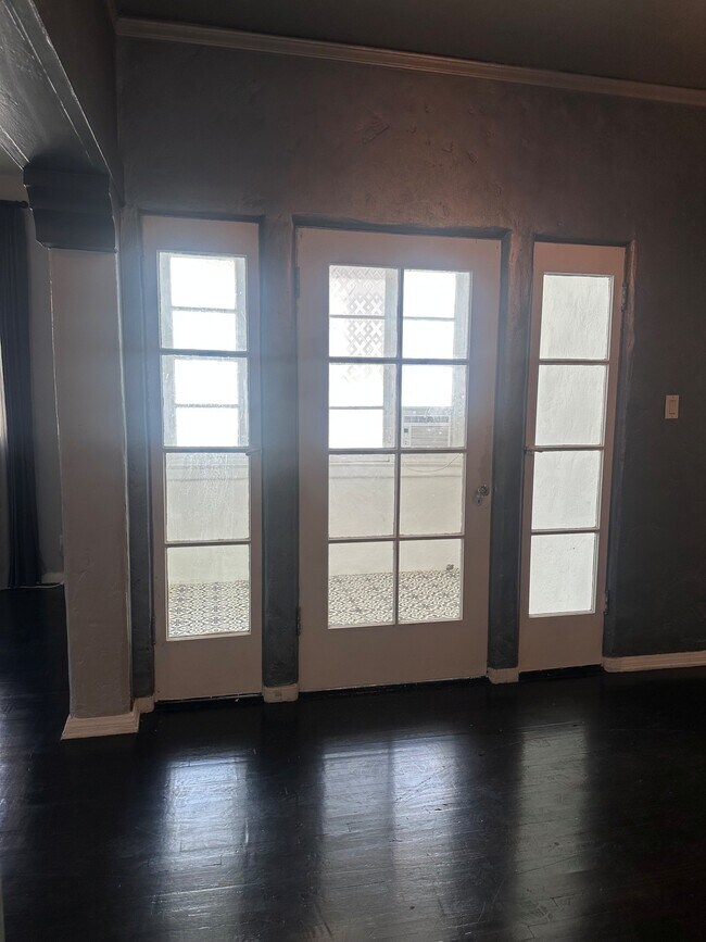 336 1/2 N Sierra Bonita Ave Unidad Upper Unit