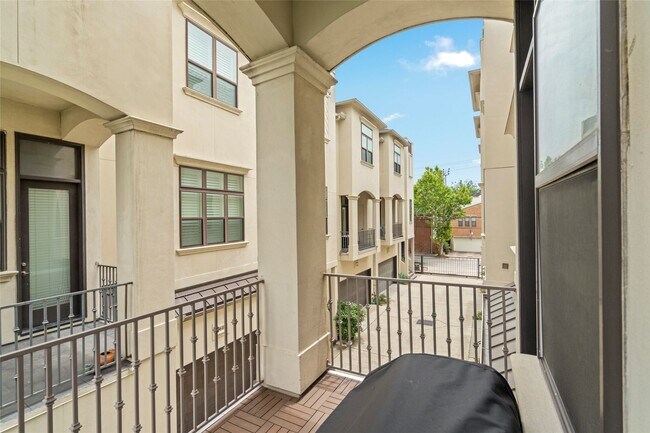 Photo - 5646 Larkin St