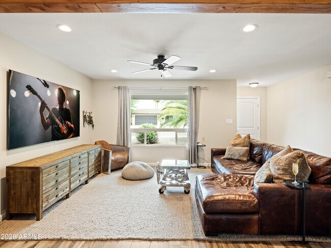 8543 E Mitchell Dr