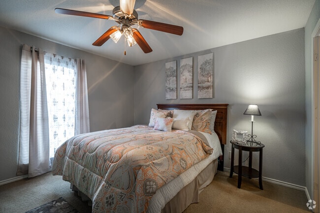 1BR, 1BA - 668SF