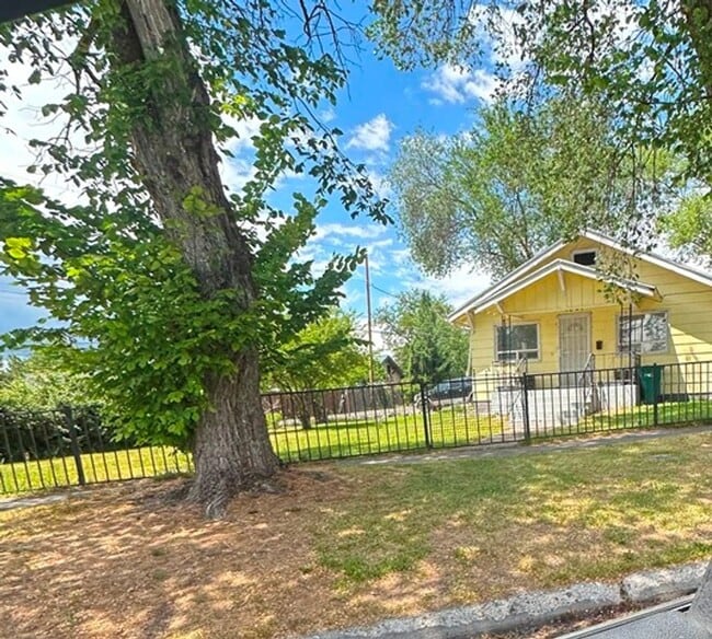 Building Photo - Pacific Terrace Neighborhood