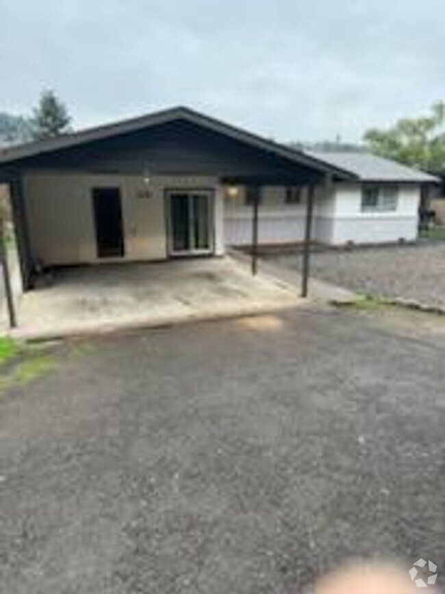 Building Photo - Great Roseburg location 3-bedroom 1.5 Bath... Rental