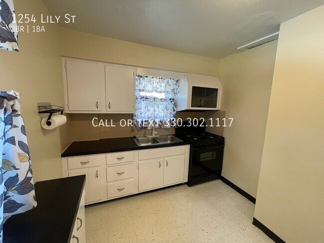 Photo - 1254 Lily St