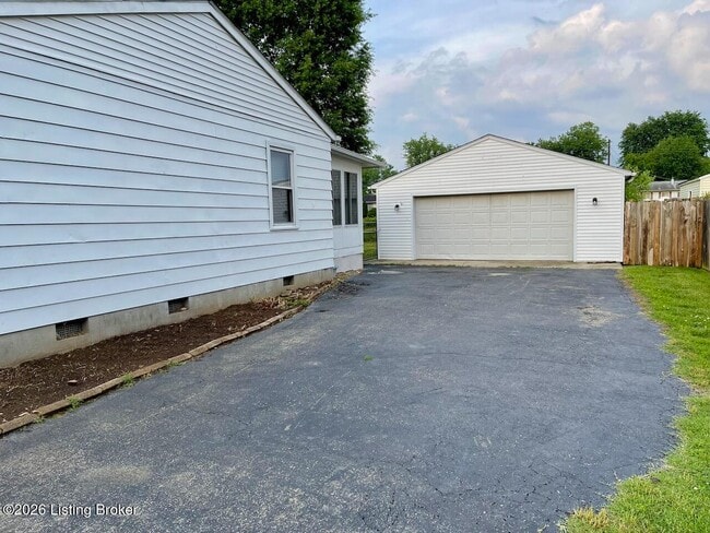 Photo - 9207 Fenmore Ave