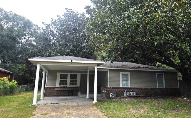 Building Photo - 4 Bedroom 2 bath