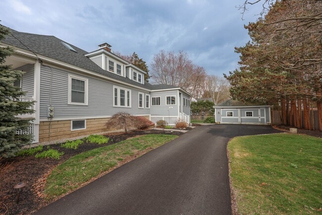 Photo - 749 Maple St