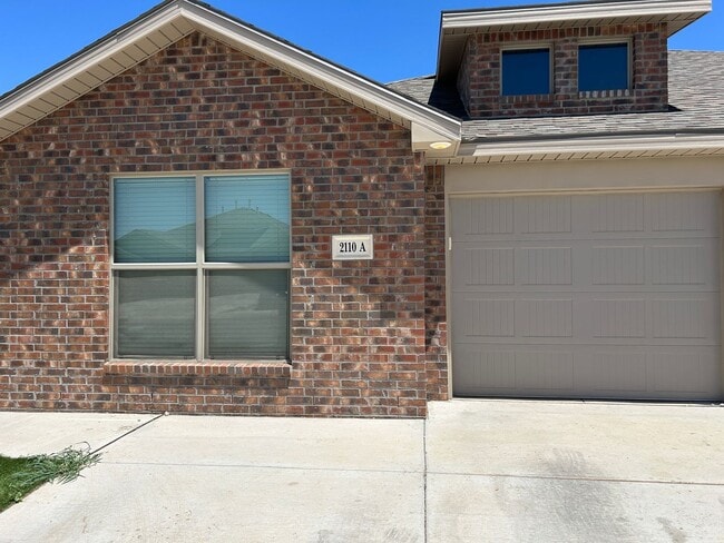 Building Photo - 3 bed 2 bath Duplex  Available 9/10! Rental