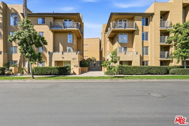 Building Photo - 5831 Seawalk Dr Unit 216