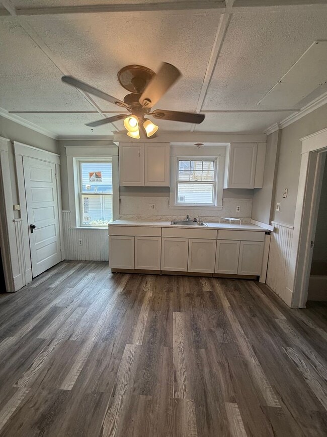Building Photo - Spacious 3 Bed, 2 Bath Single Family home ...
