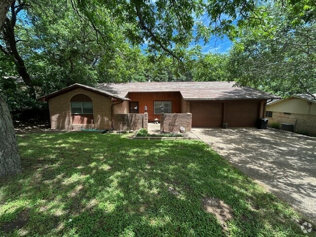 Building Photo - Updated Woodway Home