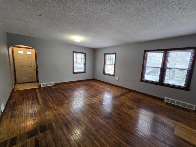 Photo - 401 Charles St