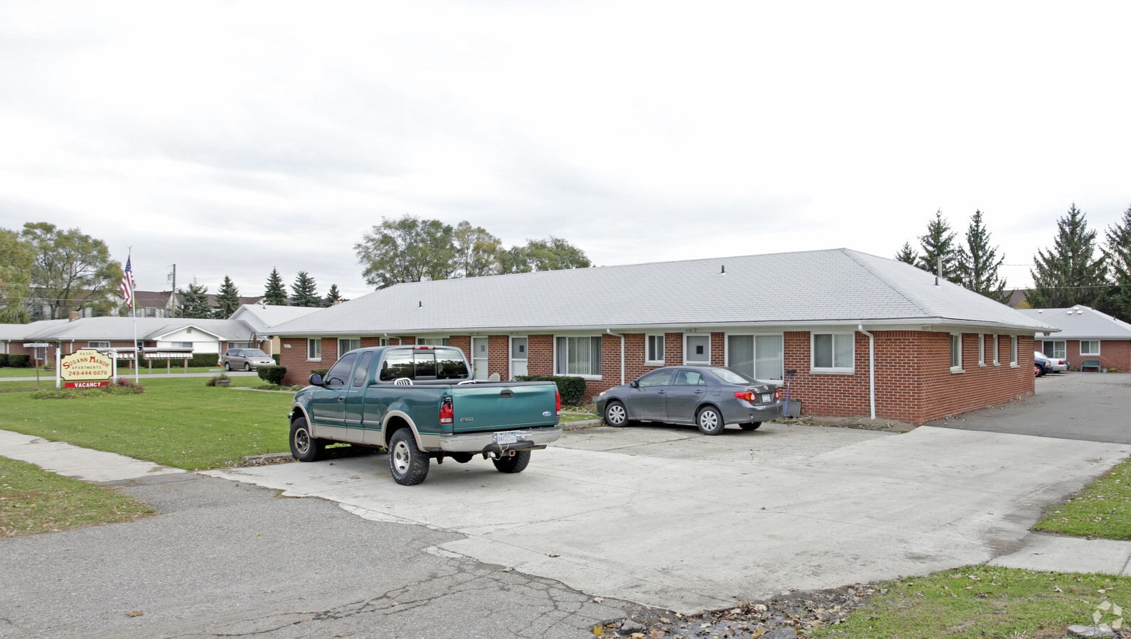 Susann Manor Apartments - Susann Manor Apartments