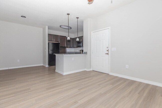 Photo - Move In Now & Enjoy 1 Month Free! Unidad AAK