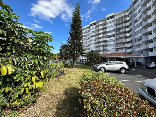 Building Photo - 1300 NE Miami Gardens Dr Unit 303E Rental