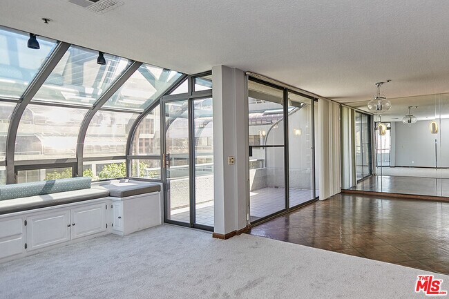 Photo - 880 W 1st St