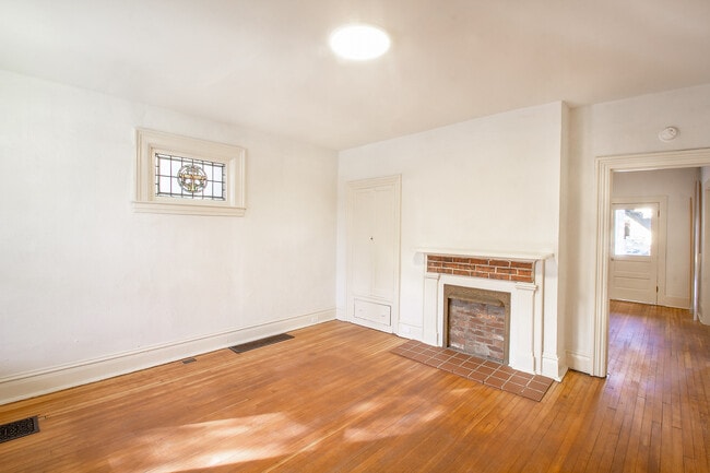 Building Photo - 319 Franklin Ave Unit 1