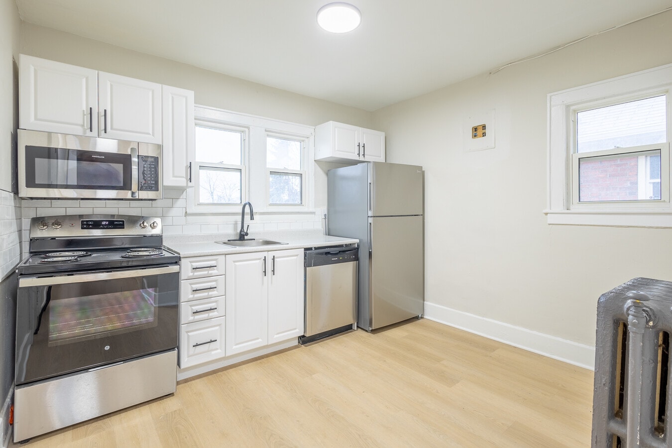 Photo - 704 Elliott St E