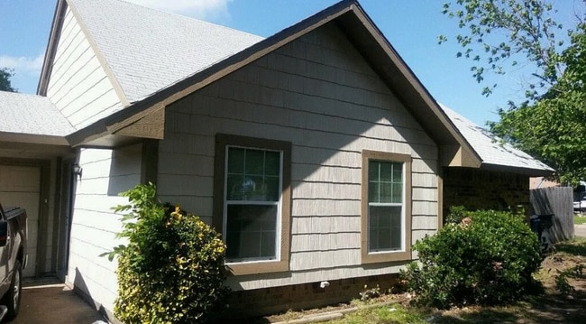 Building Photo - 3215 Fort Bend Dr