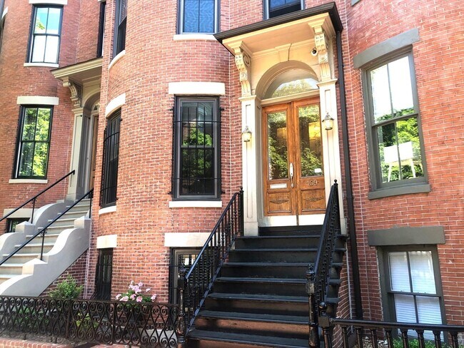 Building Photo - 109 Pembroke St Unit 2