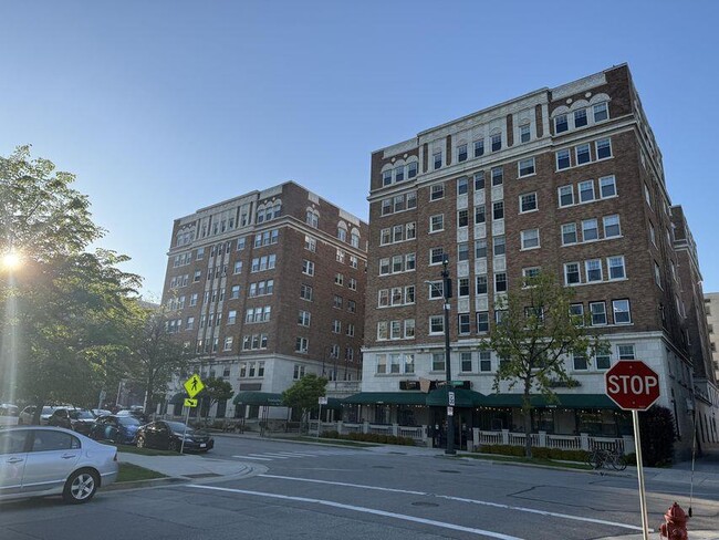 Building Photo - 1028 E Juneau Ave Rental
