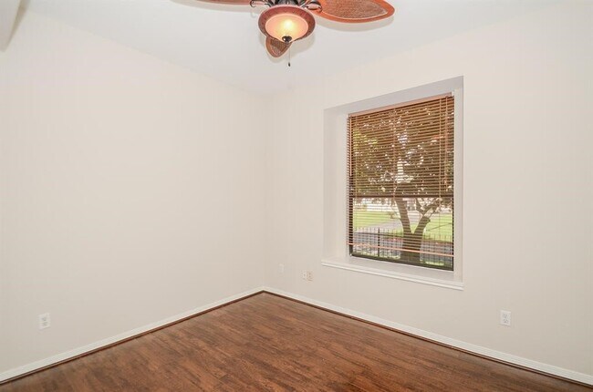 Photo - 737 Davis Rd
