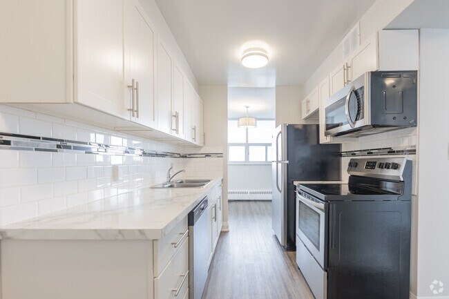 1BR, 1BA - 600SF - Kitchen - 2 Quebec
