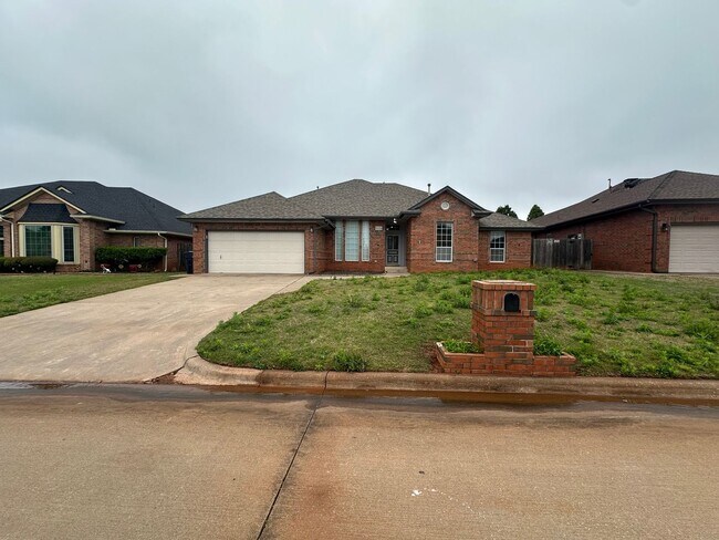 Building Photo - 4 Bed, 2.5 Bath Brick home with 2 car garage