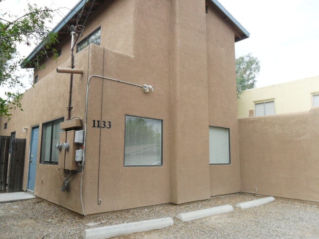 Building Photo - 1133 E Elm St Unit #2 - 5 Bed