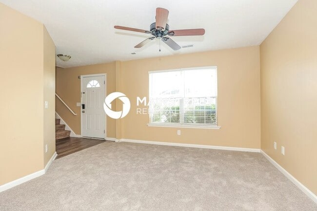 Photo - 3 Bedroom Pet-Friendly Home in La Vergne, TN with Main Street Renewal