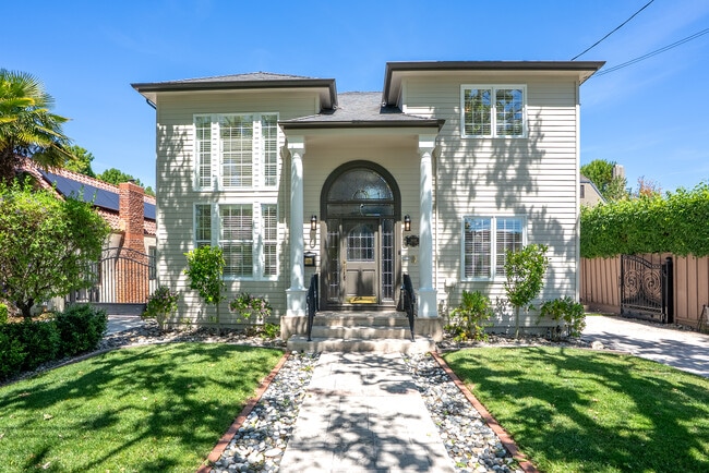 Photo - 664 Morse St