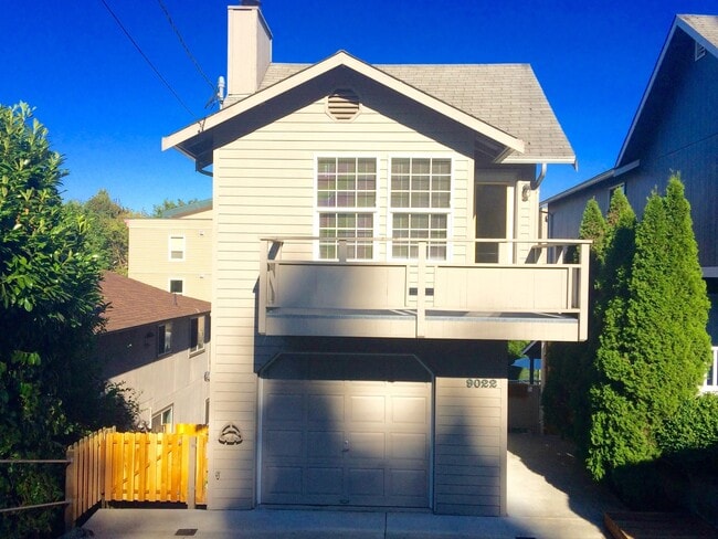 Building Photo - Spacious 3-Bed, 3-Bath Maple Leaf Home