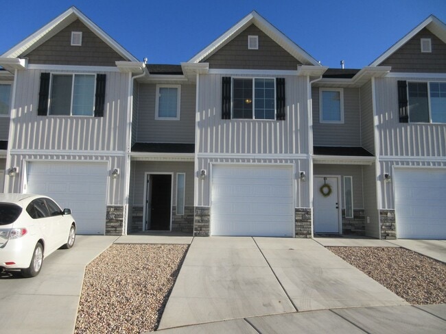 Building Photo - 3 Bedroom - 2.5 bathroom - in the heart of...