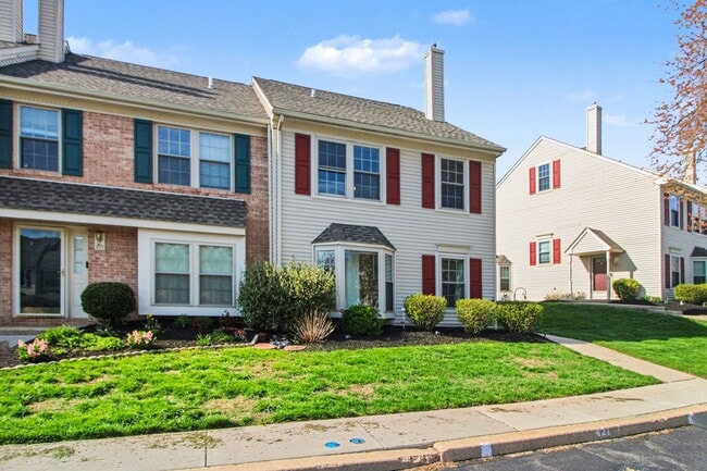 Building Photo - Beautiful Spacious Townhome