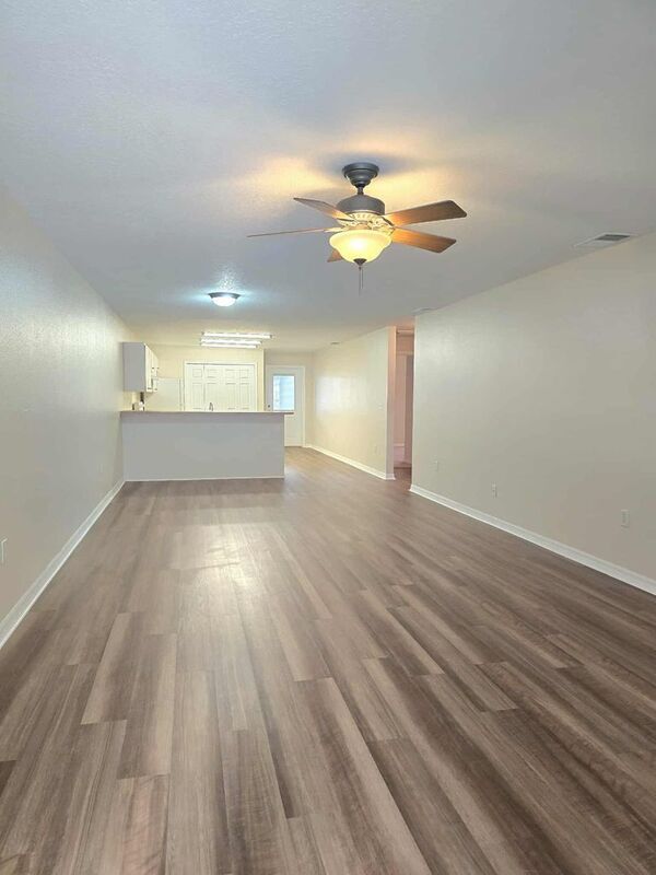 Photo - 888 W Stuart St