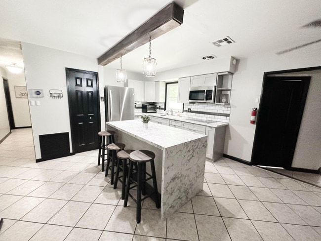 6913 Cocos Dr