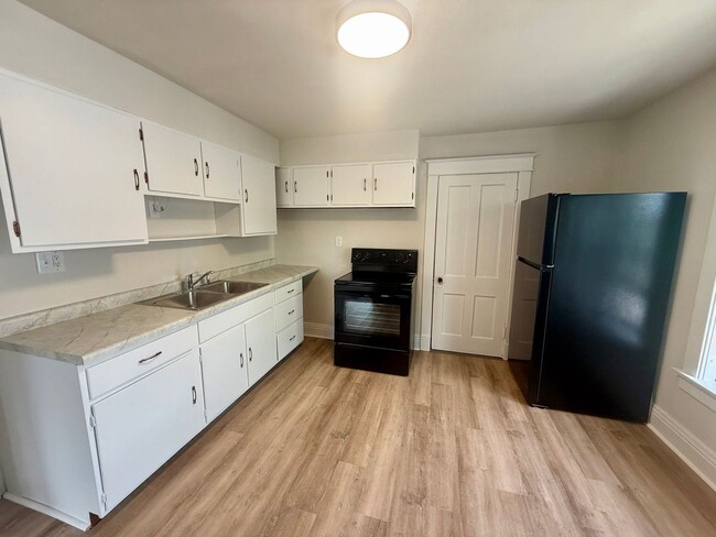 Building Photo - 909 S 6th Ave Unit Upper