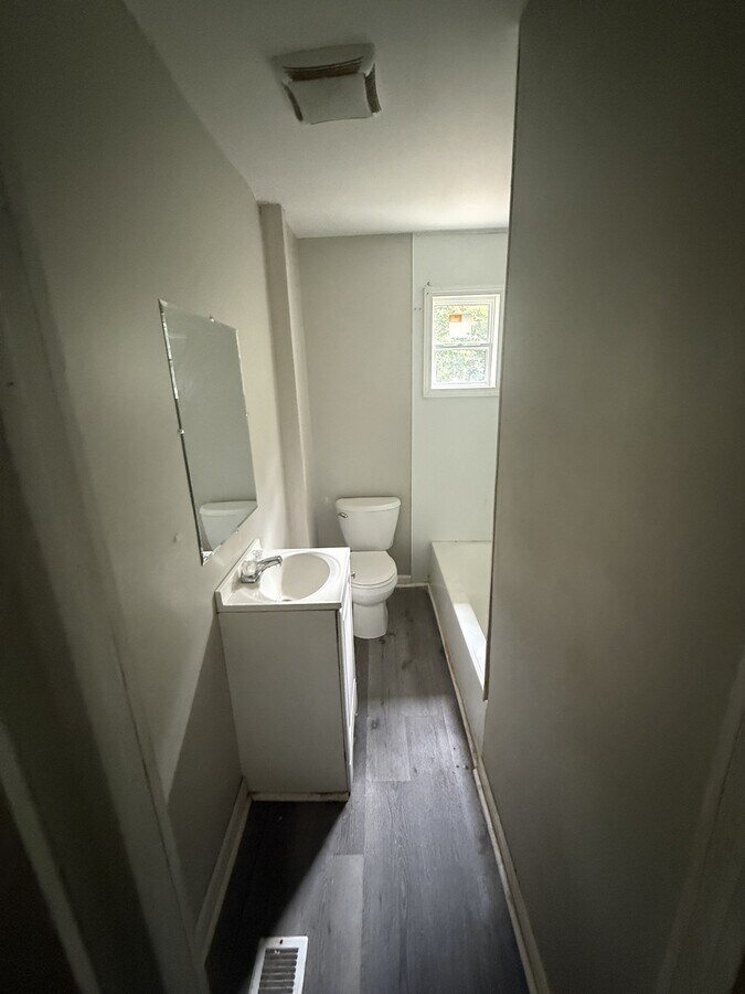 Photo - 356 Woolfolk St