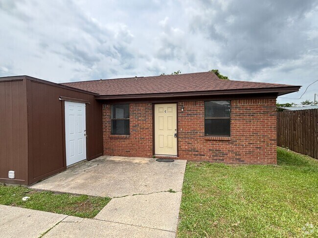 Building Photo - 2407 E 10th St Unit C Rental