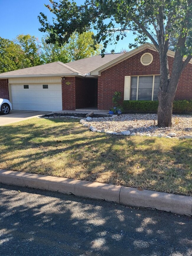 Photo - FOR LEASE!!