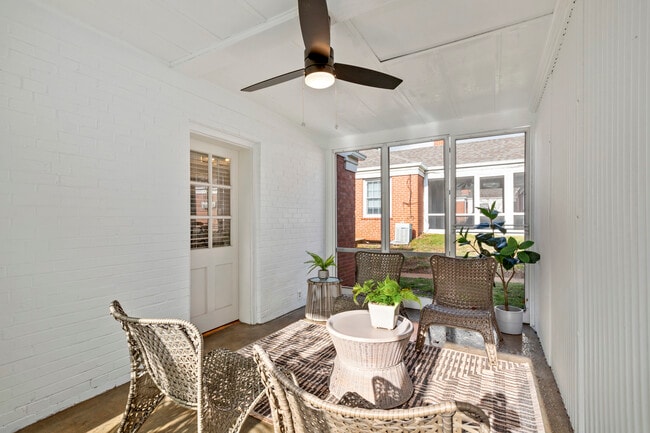 Screened in porch - The Square on Mcknight