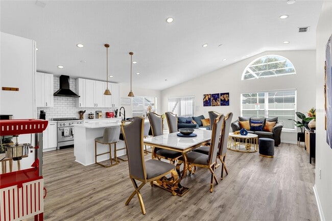 Photo - 458 Hollinghead Loop