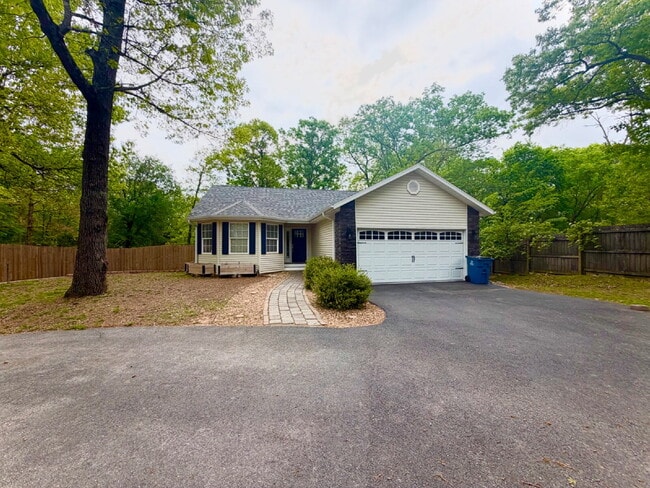 Building Photo - Backyard dream - Covered large patio and fully fenced in!!