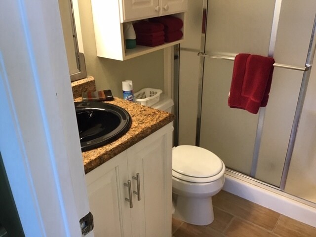master bath stall shower - 4345 27th Ct SW Unidad 202