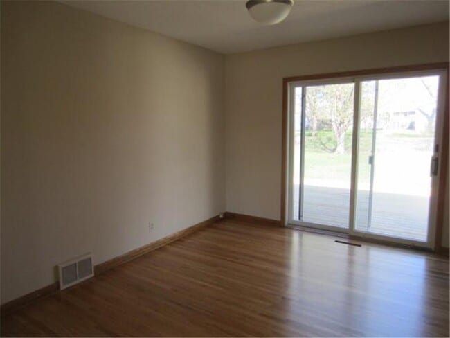 Photo - 11041 Yukon St NW