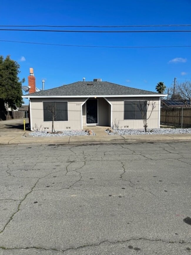 Building Photo - 2 Bedroom in Anderson with yard and garage!
